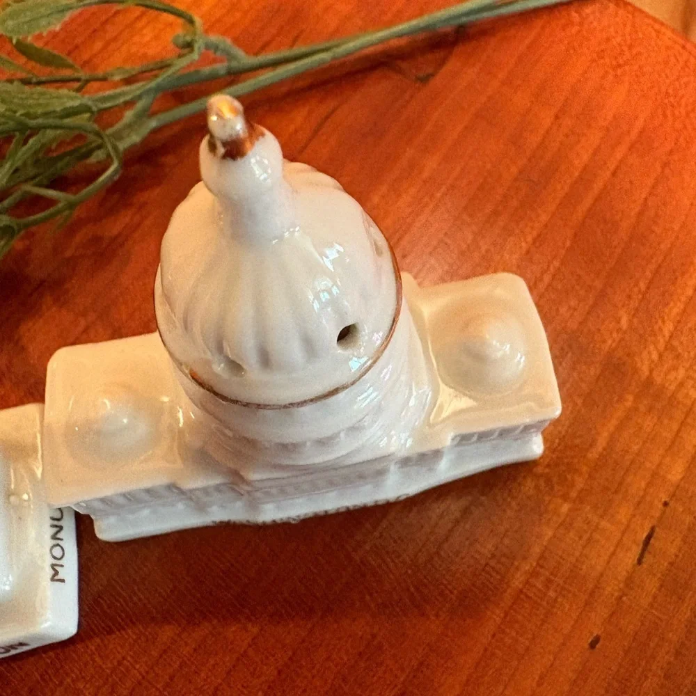 vintage salt & pepper shaker set Washington Monument and U.S. Capital porcelain